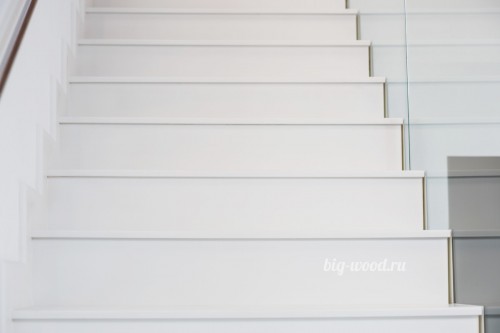 Лестница из массива бука с белой эмалью