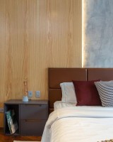 Светлые деревянные стеновые панели МДФ с натуральным шпоном в спальне