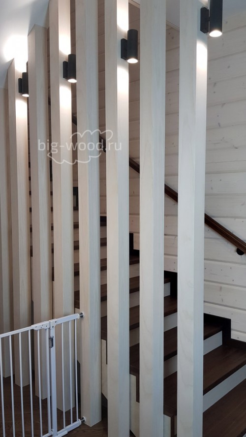 Балки у лестницы из МДФ со шпоном ясеня выбеленным