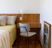 Деревянное изголовье кровати со встроенным столиком