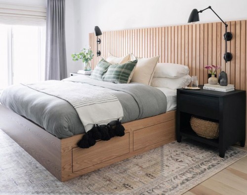 Светлая деревянная кровать с выкатными ящиками и широким изголовьем из вертикальных реек